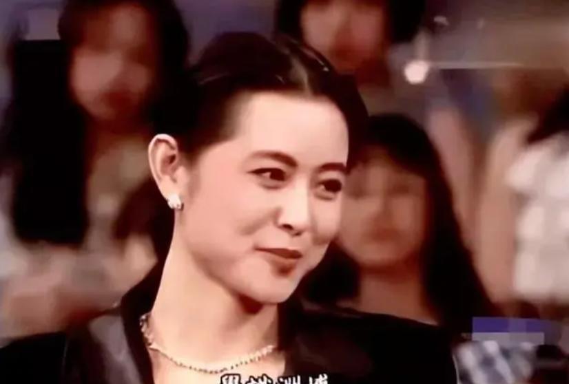 1991年春晚，倪萍在给观众念海外华人祝福国人的贺电时，突然惊出了一身冷汗，原来