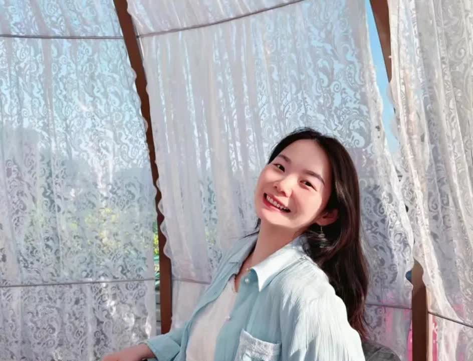 何卓佳：要开心的做自己的星星。
莎莎身边的人，看起来都很温暖，佳佳从卡塔尔回来