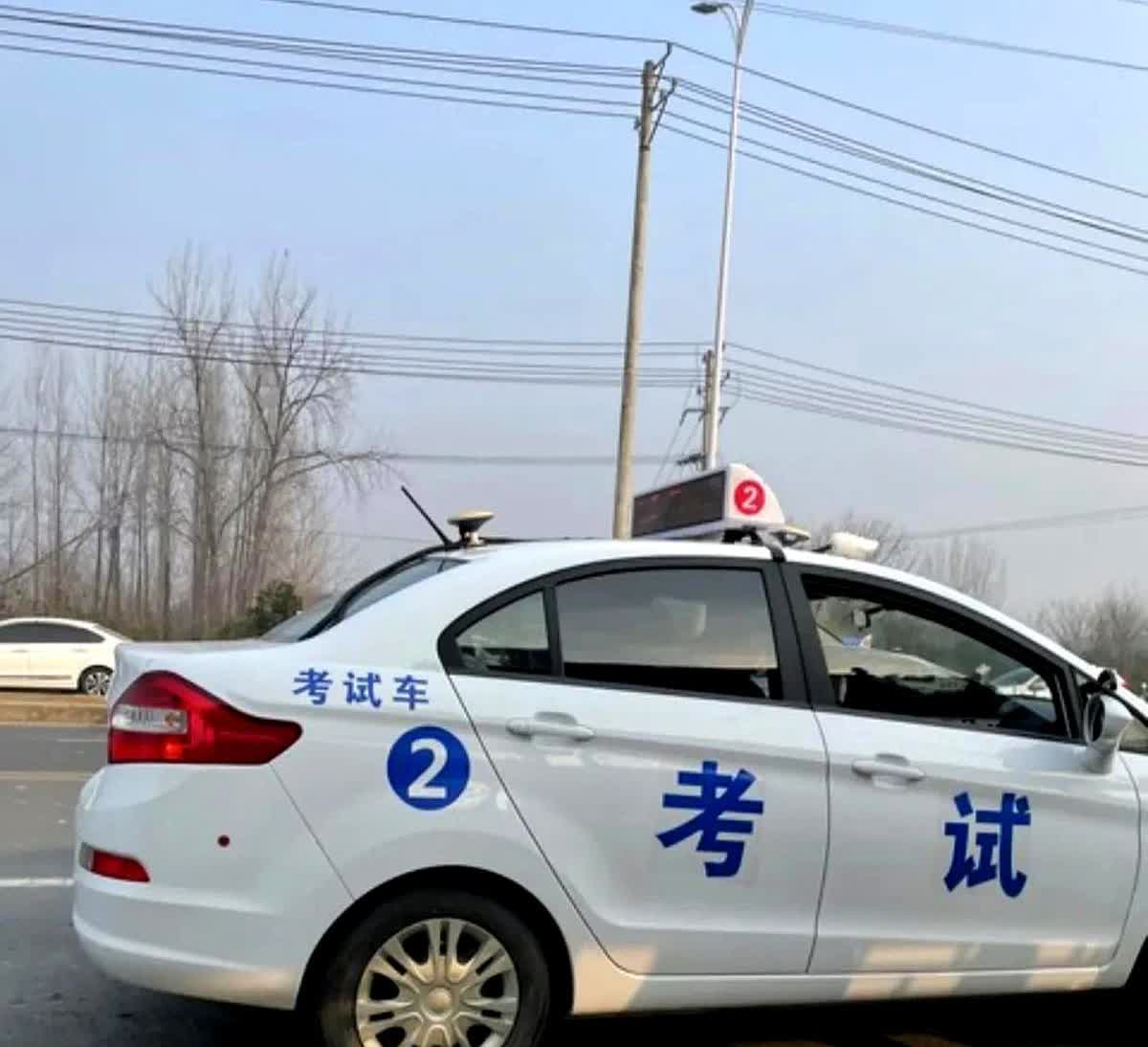 考驾照当时还是选的自动挡，主要是听人家说，现在大部分的人买车，买自动挡的偏多，另