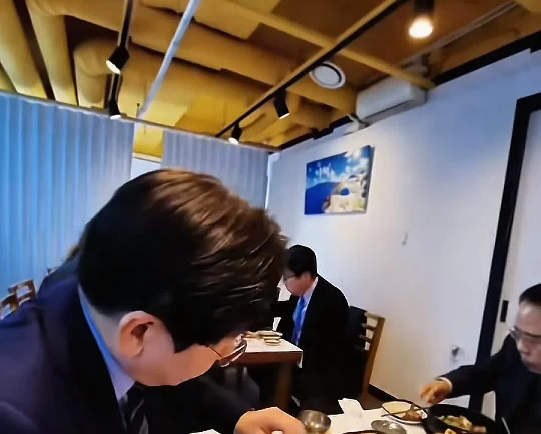 就喜欢看李在明吃东西，什么都津津有味，一块骨头啃干干净净，即便没有摄像头，他也会