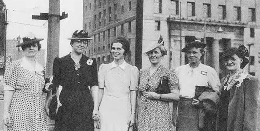 1937年，南京大屠杀期间，十几个日本兵扒掉少女的衣服正要施暴。突然，一美国女人