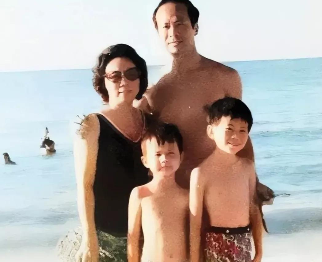 70年代，李嘉诚携妻子庄月明及孩子们在一起，合影留念，永恒的回忆！