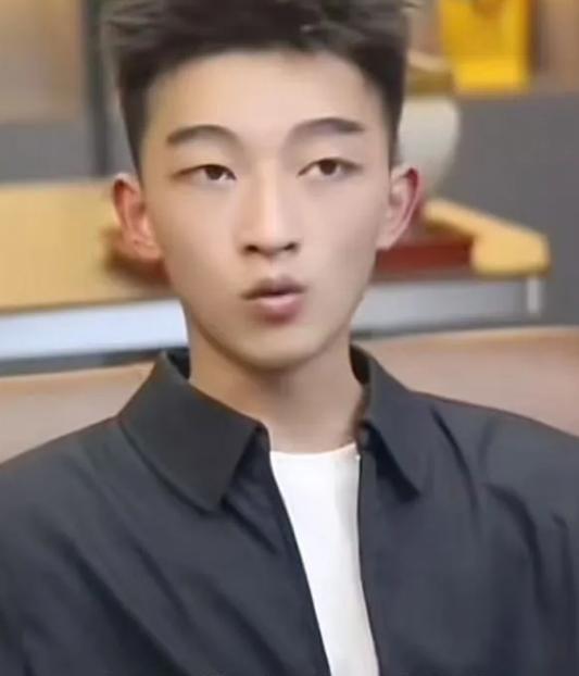 小伙：强烈呼吁严查短剧，现在各种短剧和现实严重偏离太多了！不是霸道总裁爱上绝经的