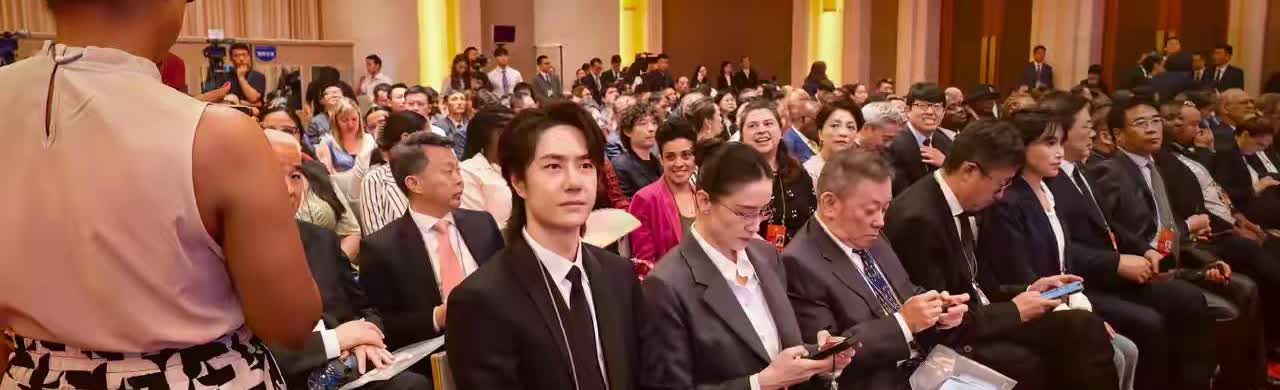 怎么办呢～又骄傲了呗[呲牙][呲牙]
庐山真面目
原来小卷毛拉直了呀[舔屏]