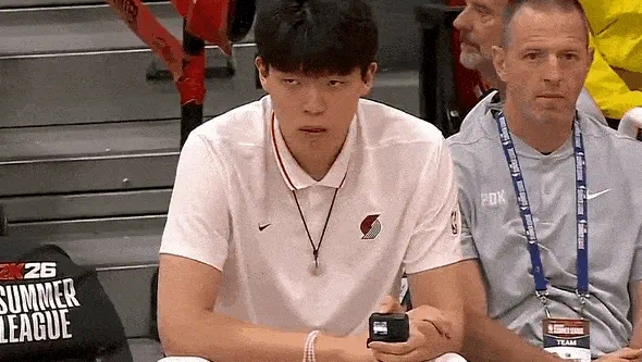 NBA夏季联赛，开拓者对阵太阳的比赛正在进行中，杨瀚森身穿球队训练服，手持便携摄