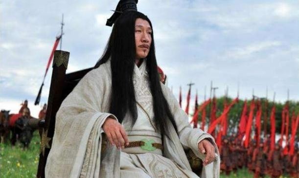 孙膑被剃掉髌骨后，被庞涓接到府上悉心照顾。孙膑为表示感谢，打算为他默写鬼谷子兵法