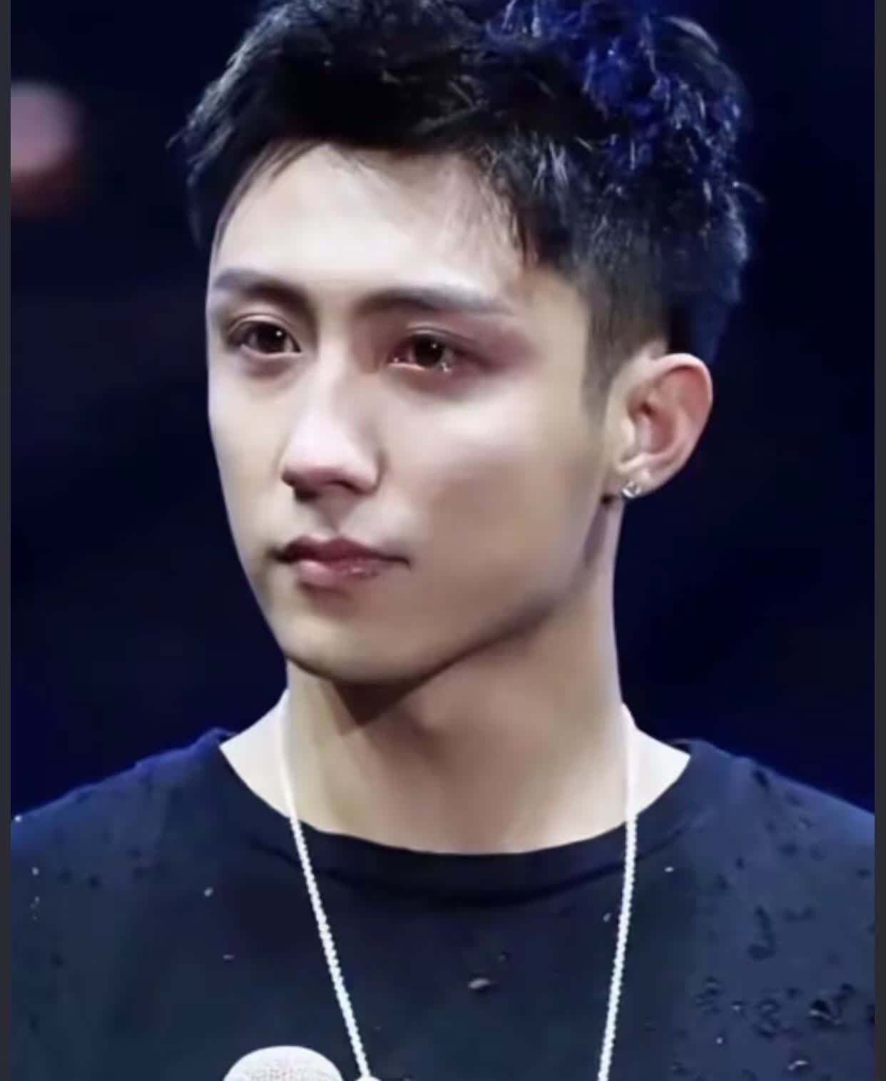 💔看到你落泪多少人会心碎💔。外表坚硬如钢的大男孩，其实内心也很柔软