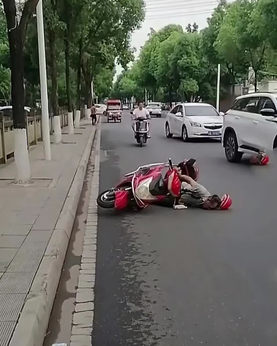 老人摔倒在地，开汽车的，骑电动车的，开三轮车的，来来往往，视而不见。竟然一个人扶