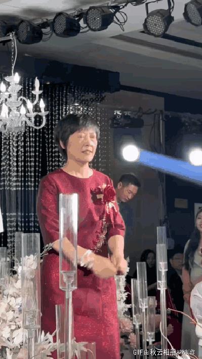 网友：儿子今天结婚，亲家和亲家母都夸我，跳的好嘻嘻[灵光一闪][灵光一闪]
