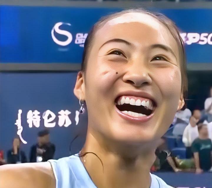 郑钦文复出的威力超出了我们的期望！
网前截击！
中网女单第二轮，
朱琳/袁悦/王