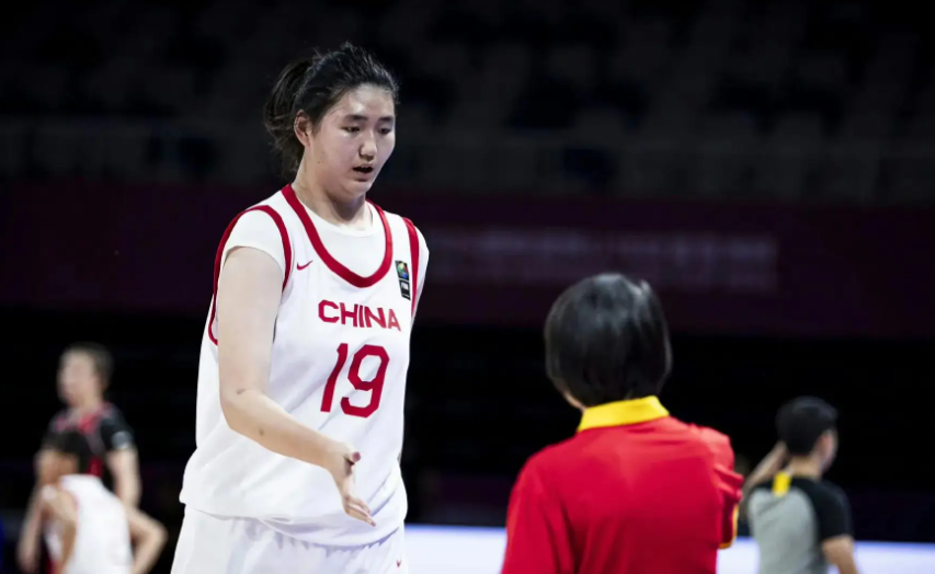 中国女篮居然打不过日本队！女篮亚洲杯半决赛，第一节比赛中，日本球员田中心以百分之