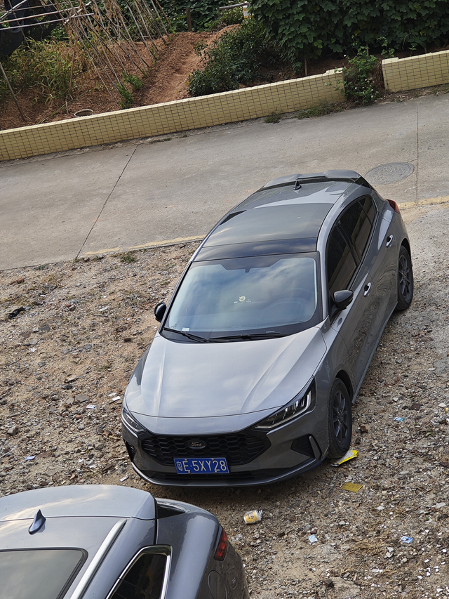 简配避震辣鸡
我发现车身特别容易摇晃起来。稍微用点力摇车身，整个车都跟着动（试了