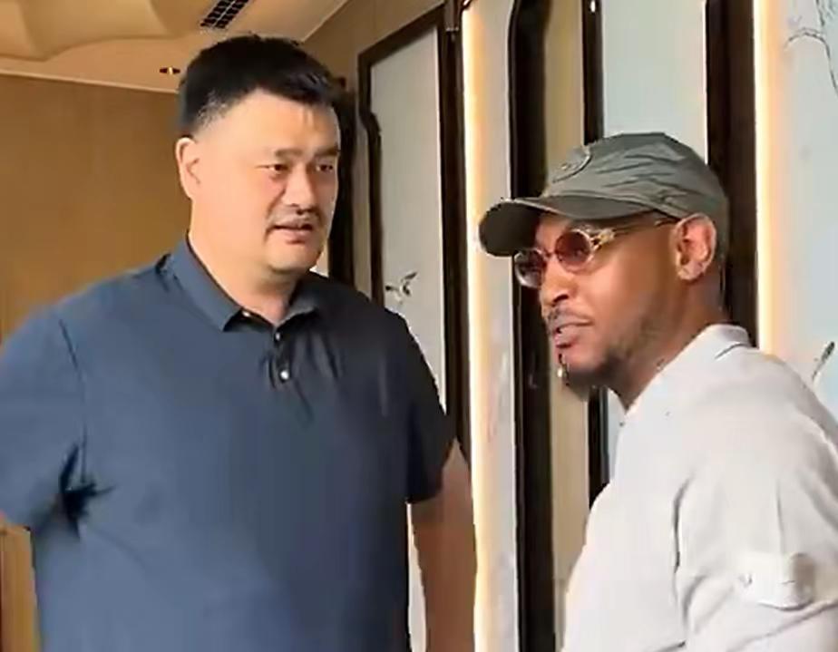 不知道是不是错觉，我总感觉姚明和安东尼的关系，似乎比和麦迪更好。
姚明看安东尼的