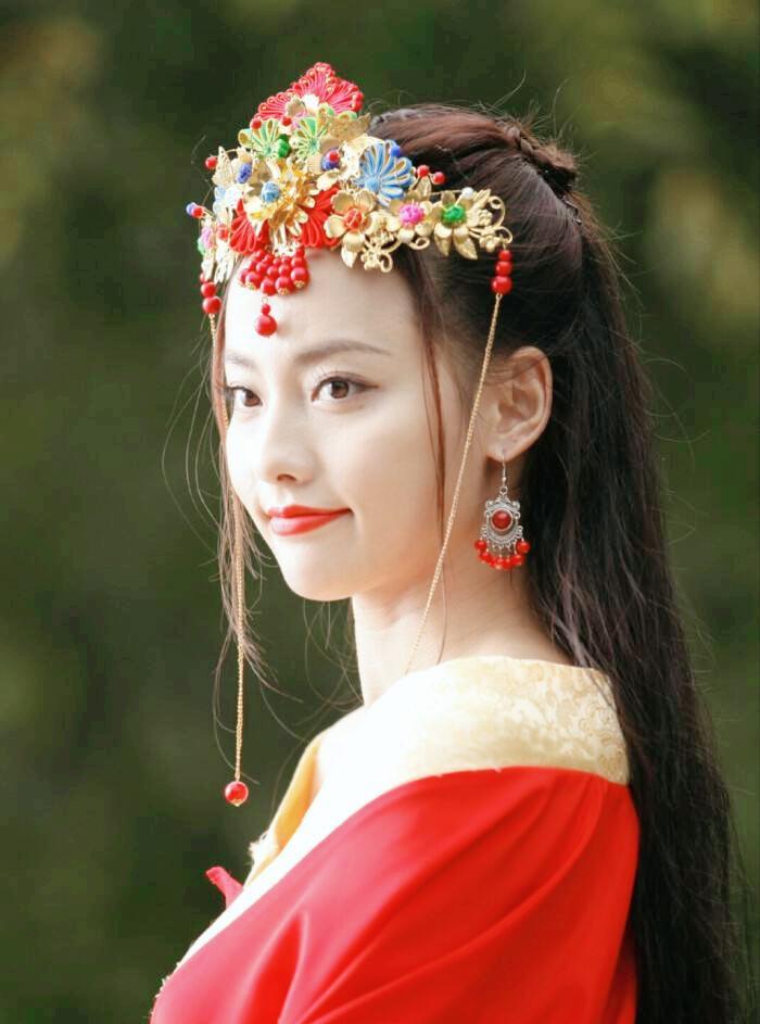 209年，48岁刘备迎娶17岁孙尚香，新婚之夜，百名持刀侍女守门。



这并非