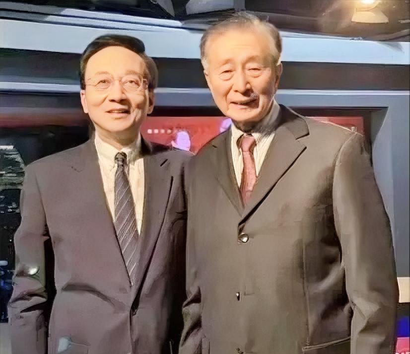 宋世雄和孙正平两位老师的友情合影，他们是最受广大体育爱好者，欢迎的体育评论员没有