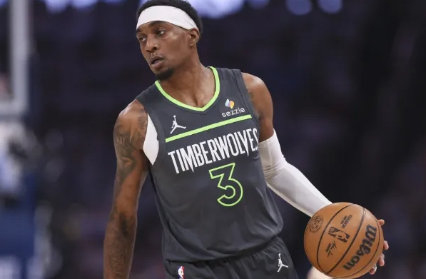 森林狼必须将杰登-麦克丹尼尔斯纳入交易方案，才能促成扬尼斯-阿德托昆博的交易。