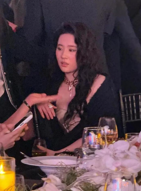 刘亦菲喝醉酒微醺的状态被拍到，脸上已经泛起了红晕，被拍到后眼神微怒 ​​​
