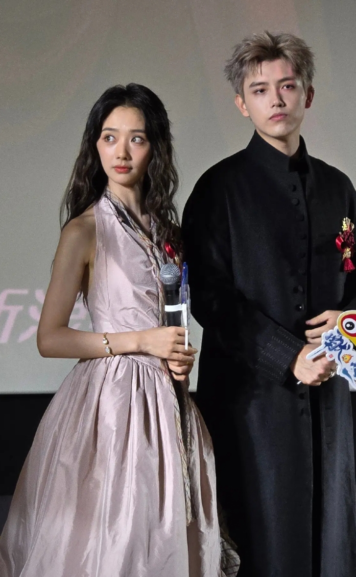 有个厉害的父亲比什么都强
陈飞宇黑料一大堆还是照常演戏
之前和网红在一起 照片流