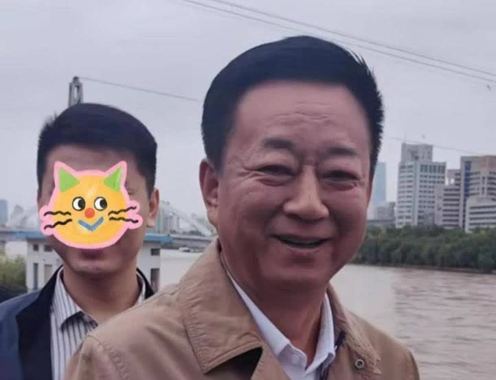 明星老了不敢认，朱军满脸皱纹，韦唯疲惫沧桑，冯远征眼袋有3层