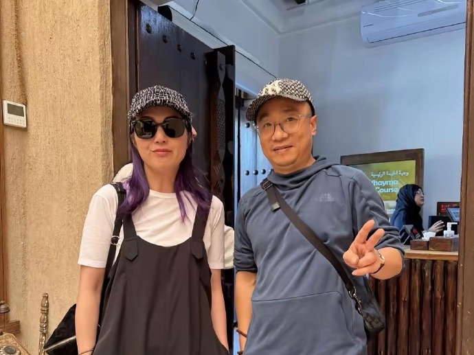 51岁的杨千嬅现身迪拜米其林餐厅用餐，她染着一头紫色长发，戴着墨镜，身穿黑色吊带