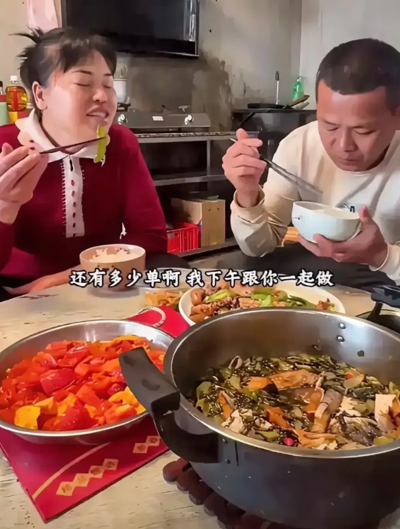 看到全红婵妈妈，吃的午餐！我泪目了！

现在的生活条件那么好！在村里至少都是首富