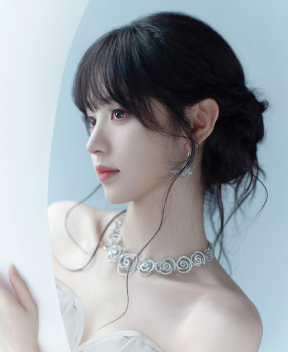 田曦薇簪花礼裙，状态真不错！