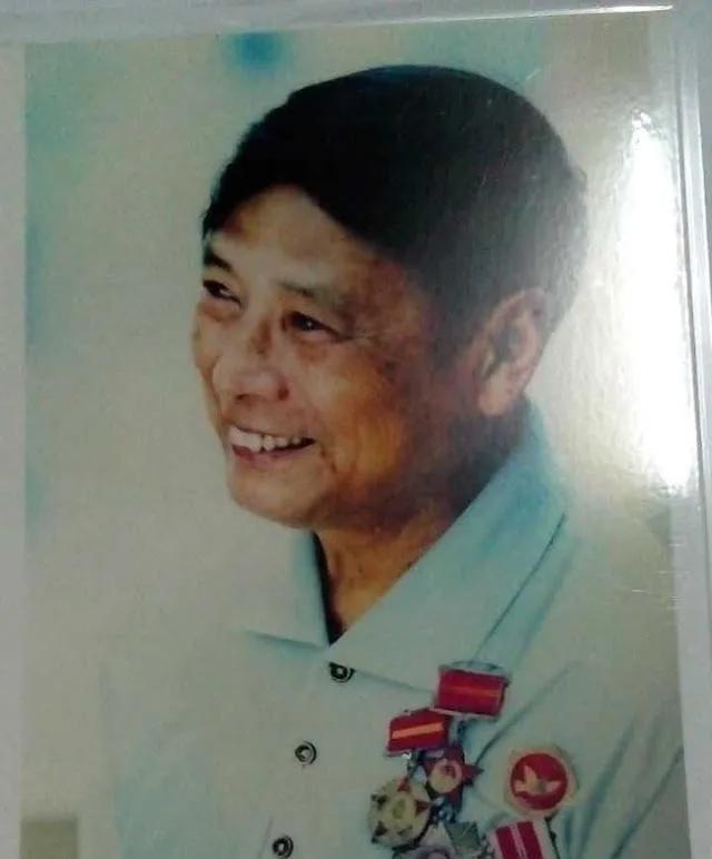 1953年，潘正光重伤被围，美军头子奸笑道，“别急，先耍会儿！”200个大兵正要