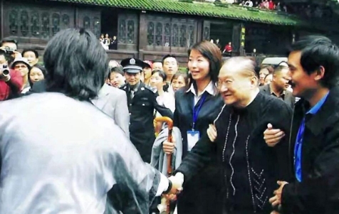 当年，金庸两次提出拜访四川“青城派”，均被掌门严词拒绝：青城派险些毁在你手，这里