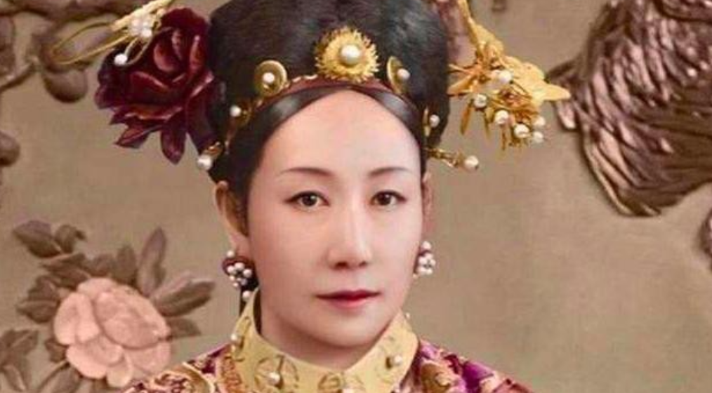 同治去世期间，慈禧邀请亲妹婉贞去宫里看戏，没想到婉贞全程闭着眼，慈禧询问其原因，