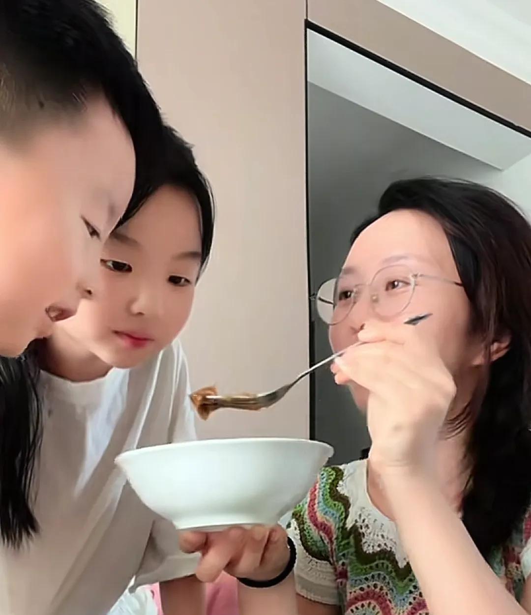 田静算了两个好孩子，天天配合妈妈拍视频！
小孩子这个阶段有很强的表现欲，
总要表