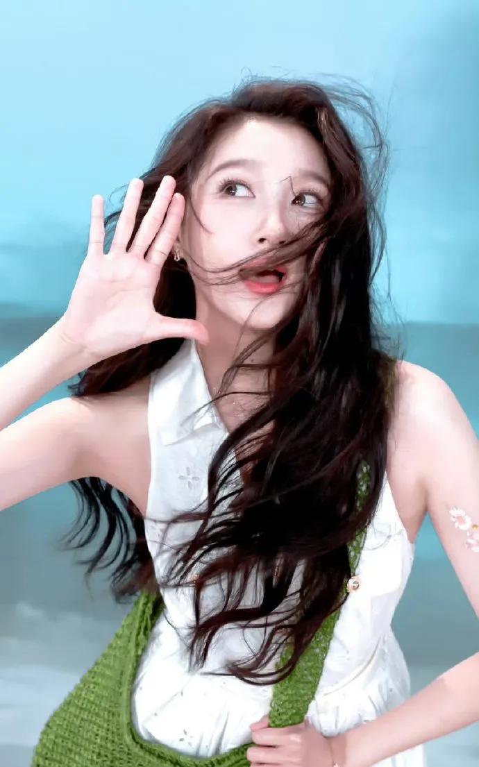 #允许关晓彤洗把脸就来走红毯# 天生好底子就是任性！清水洗去尘嚣，素净脸庞自带高