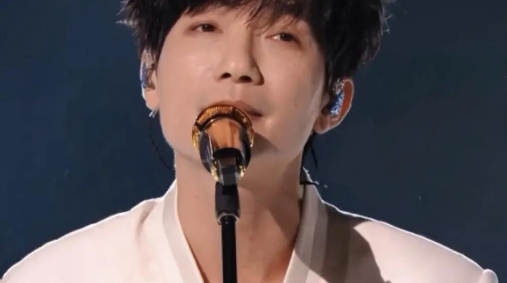 6月27日《歌手》舞台，陈楚生以一曲《大梦》唱哭全场。他抱着吉他，嗓音里满是故事