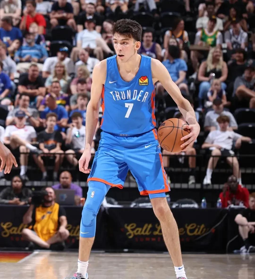 切特-霍姆格伦02年出生，22年第二顺位被雷霆选中，曾一度认为他在NBA混不下去