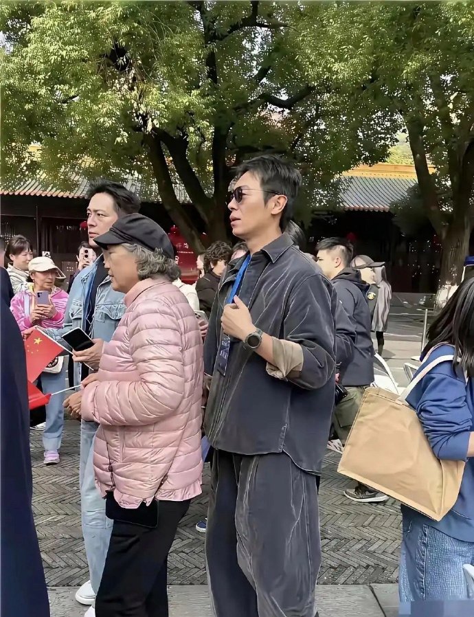 我怀疑碰见了明星，但是一时半会又喊不出他的名字，谁懂啊 ​​​
