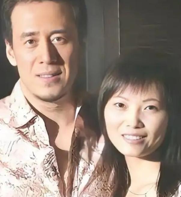 歌星杨坤一直没有结婚，有一次，那英就对着他说，你看你这也老大不小了，我给你介绍一