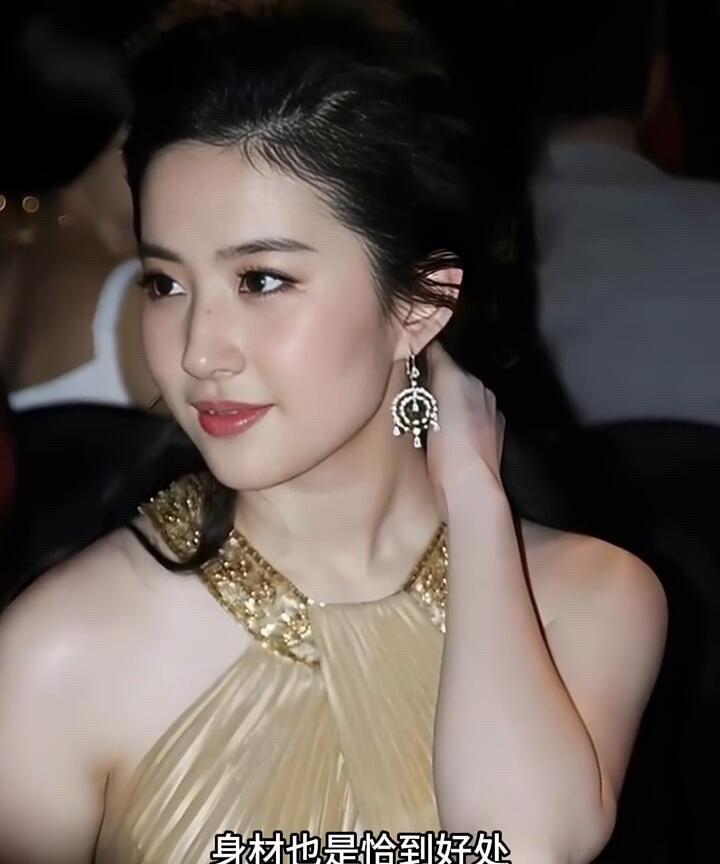 这是娱乐圈里最美的一个美女，一只手放在脖子那，彰显出女人的万种风情，这样的颜值比