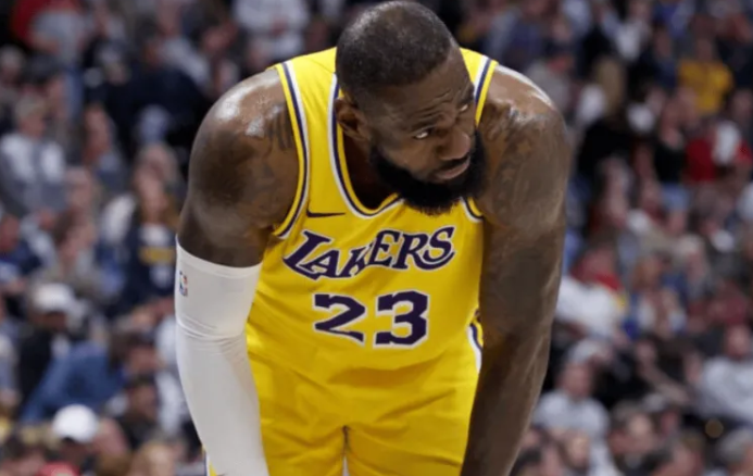 前NBA球员马基夫-莫里斯近日在播客节目中谈到了湖人前锋勒布朗-詹姆斯。
“他回