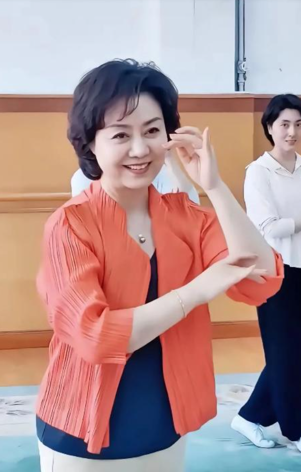 59 岁李胜素被传多位 “绯闻丈夫”！真相：与于魁智是搭档，其他全是杜撰