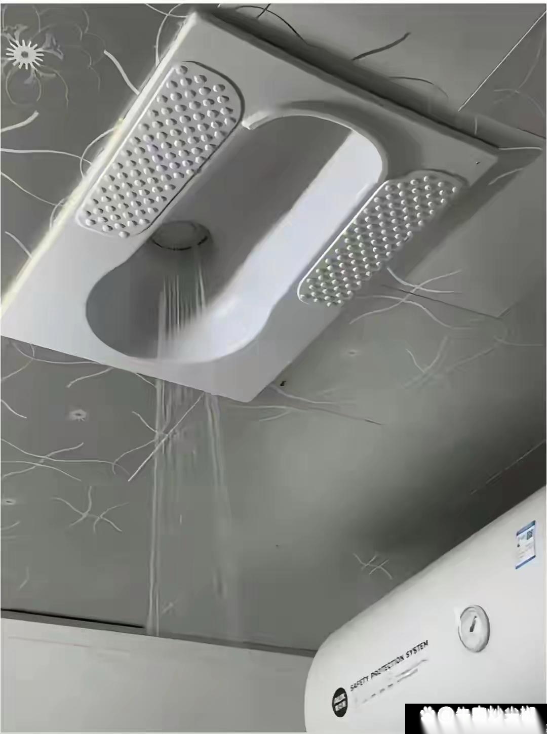 这是洗澡还是上厕所呢，真是奇葩啊，说出来可能都不信，我们小区居然有人这样装的，要