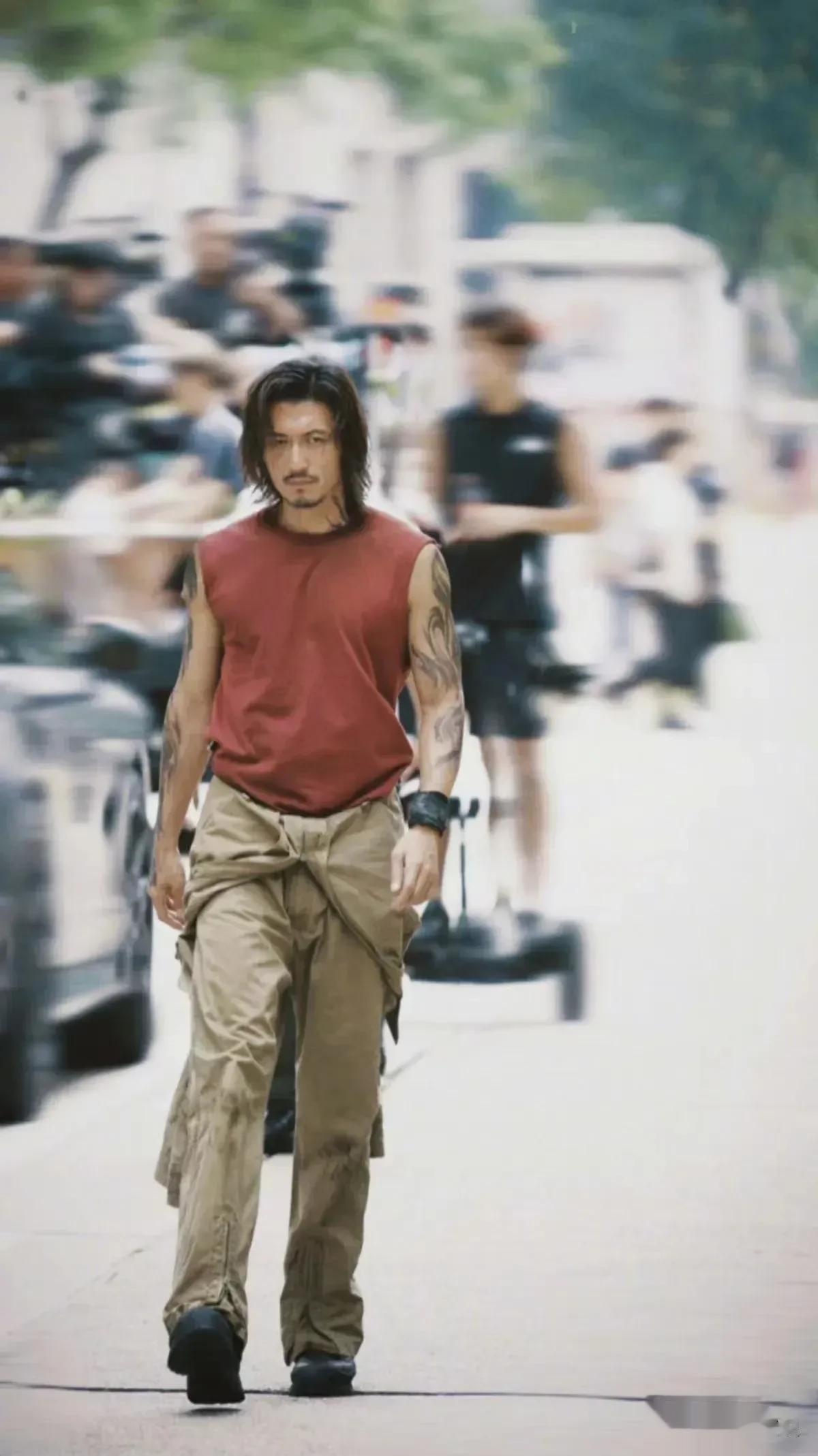 谢霆锋遇到会拍照的人， 直接变成了一米八