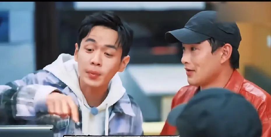 张若昀和王彦霖买炸鸡这段真的笑死我了！
张若昀问服务员：“这个炸鸡块怎么卖？”服