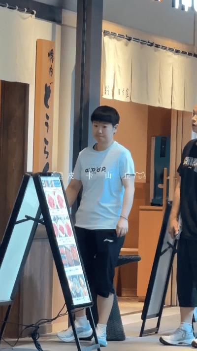 8.6孙颖莎横滨外出午餐，选择困难户！
这家伙酒店不给准备午餐么？让大家还要出来