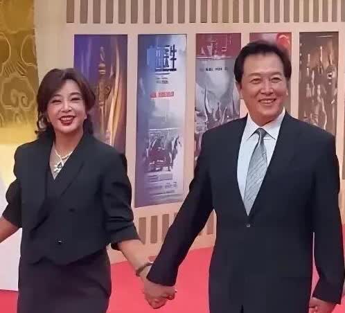 看到他们俩一起牵手参加活动，你是不是有一种暖暖的感动，都是几十年前的青春偶像，老