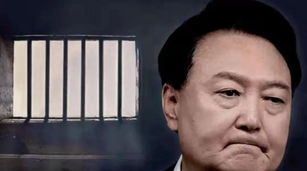 韩国前总统伊锡悦为了活命，脱了衣服，在囚室打滚，S活不跟特检组走。用泼妇撒泼打滚