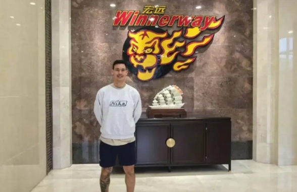 中加混血球员杨和到了广东宏远俱乐部！

昨天杨和到了东莞广东宏远篮球俱乐部。晚上