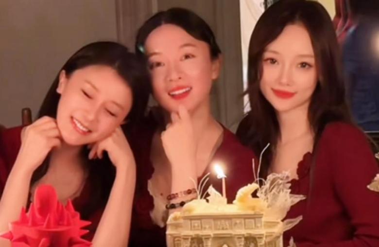 霍思燕、李小璐、甘薇三人带孩子聚餐，霍思燕打扮贵气，行为却让人反感。
这次也算是