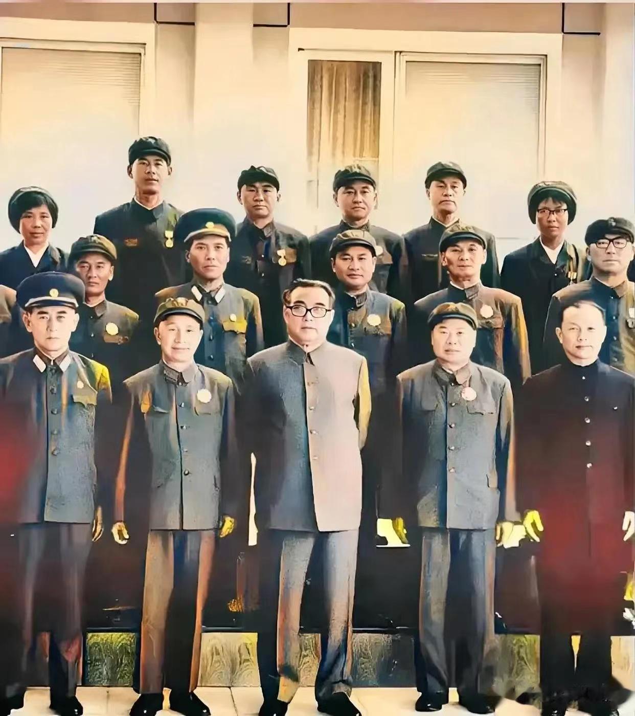金主席旁边，一位顶尖级的大将，一位顶尖级的上将。

