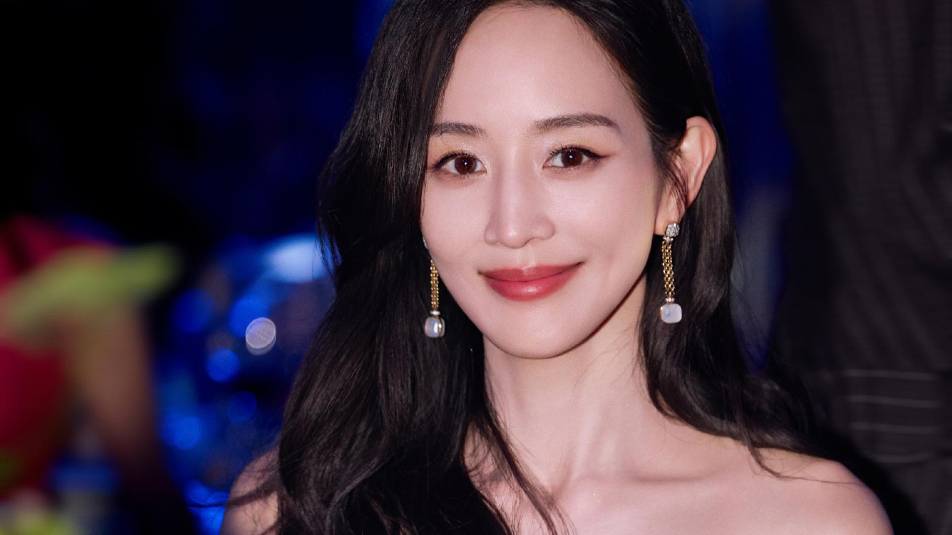 张钧甯白色抹胸裙太高级，花瓣随光舒展，卷发衬得优雅清冷感满满