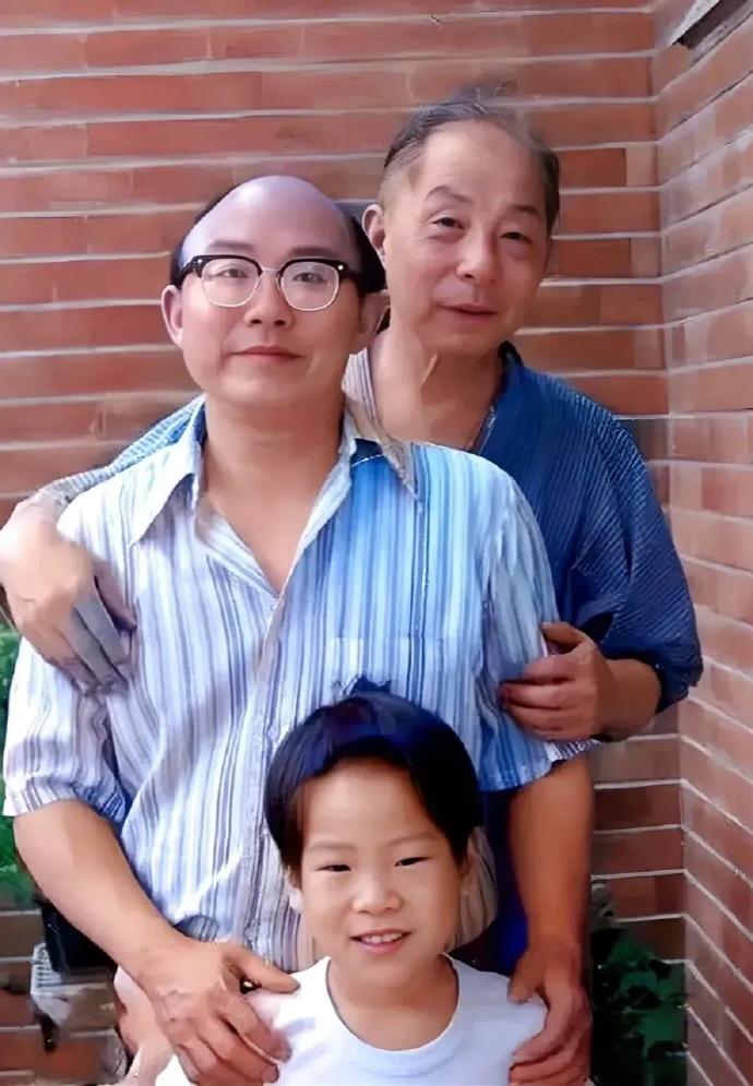 七十年代，台湾，张学良与儿子张闾琳、孙子张居仰在一起，温暖又温馨，其乐融融，合影