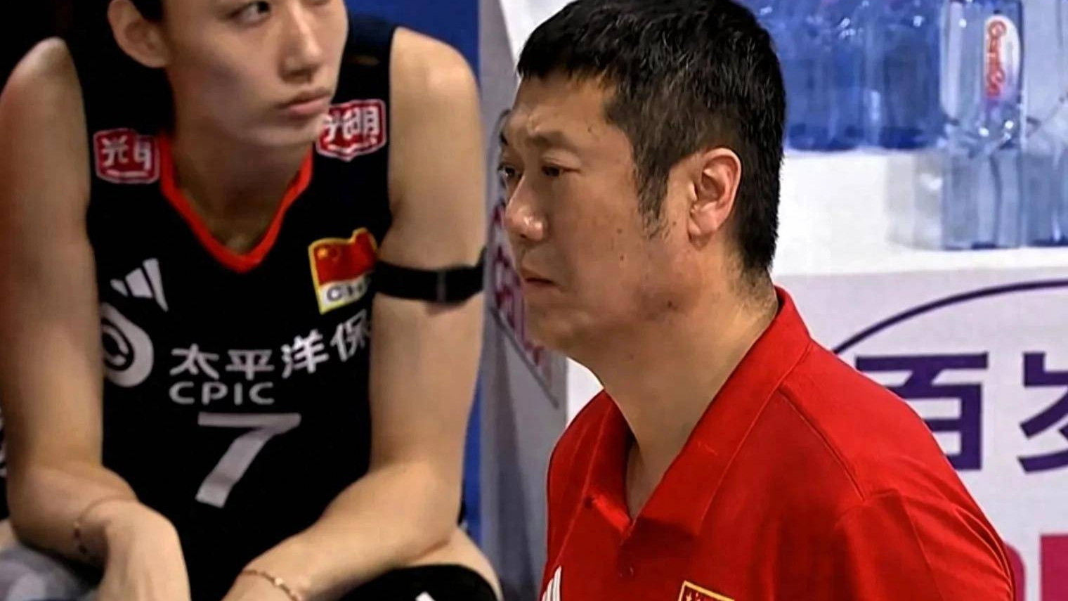 2-3！中国女排被逆转，无缘总决赛四强，决胜局崩盘赵勇眉头紧皱